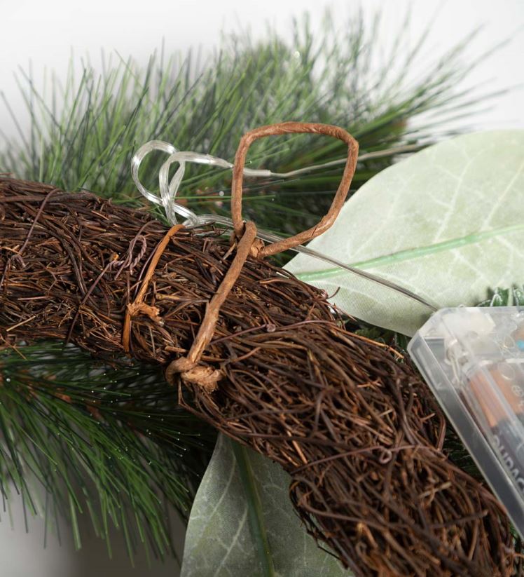 Plow & Hearth articles ménagers couronne de vacances à feuilles persistantes argentée éclairée 0BNZ1712