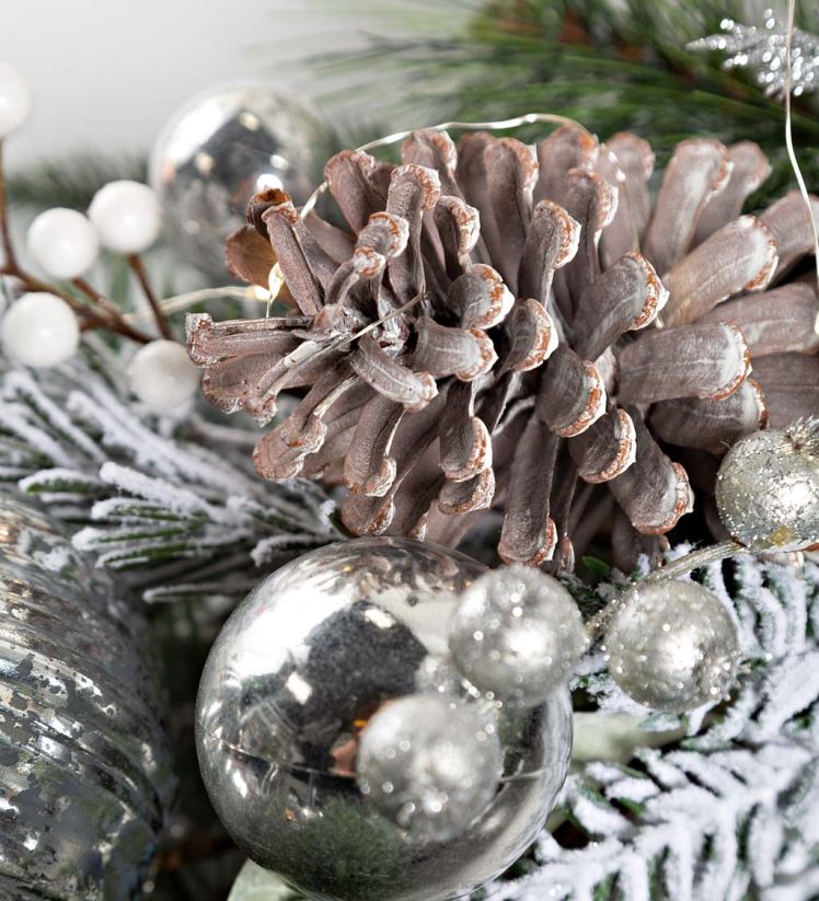 Plow & Hearth articles ménagers couronne de vacances à feuilles persistantes argentée éclairée 0BNZ1712