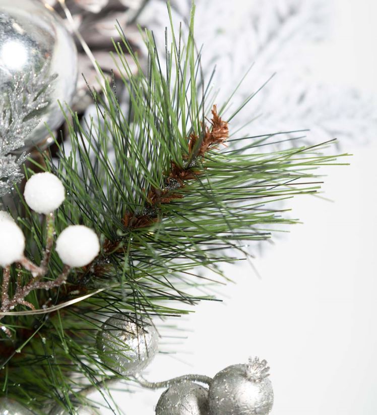 Plow & Hearth articles ménagers couronne de vacances à feuilles persistantes argentée éclairée 0BNZ1712