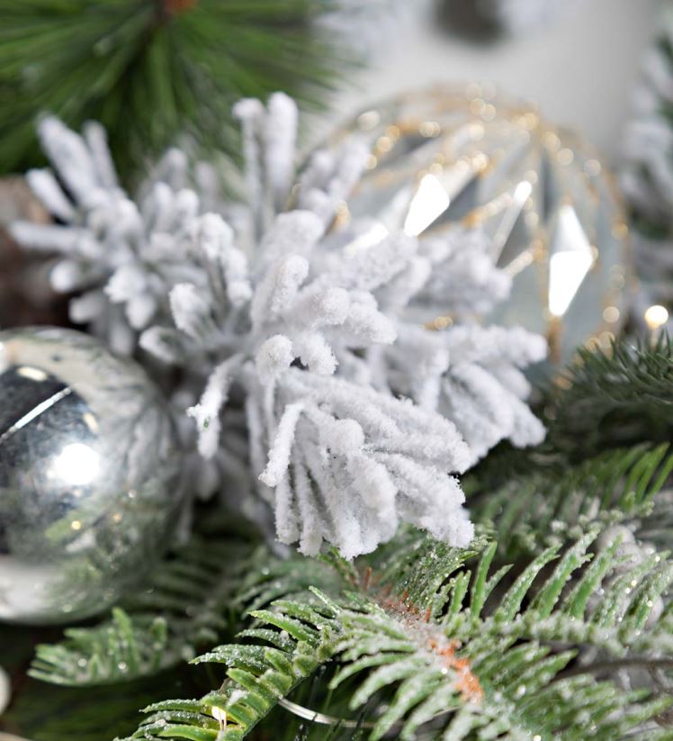 Plow & Hearth articles ménagers couronne de vacances à feuilles persistantes argentée éclairée 0BNZ1712