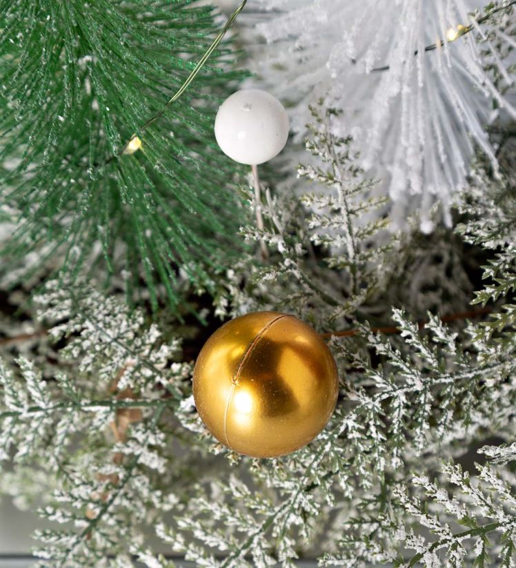 Plow & Hearth articles ménagers pièce maîtresse de vacances éclairée avec des arbres à goupillons 0BNZ1706