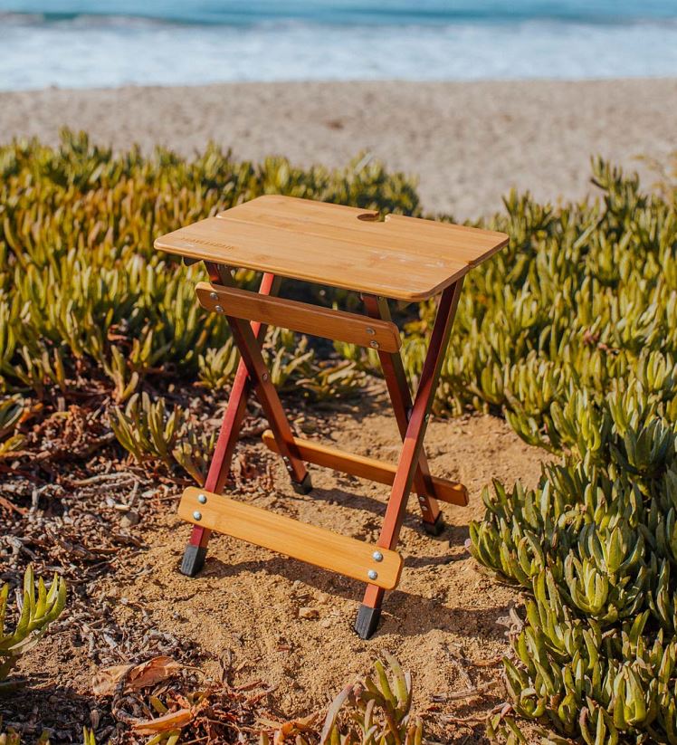 Plow & Hearth articles ménagers table d'appoint de camp pliante en bambou avec porte-verre à vin - bambou/bronze 0BNZ1176