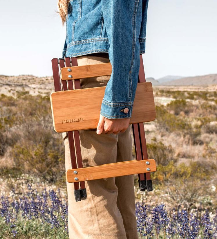 Plow & Hearth articles ménagers table d'appoint de camp pliante en bambou avec porte-verre à vin - bambou/bronze 0BNZ1176