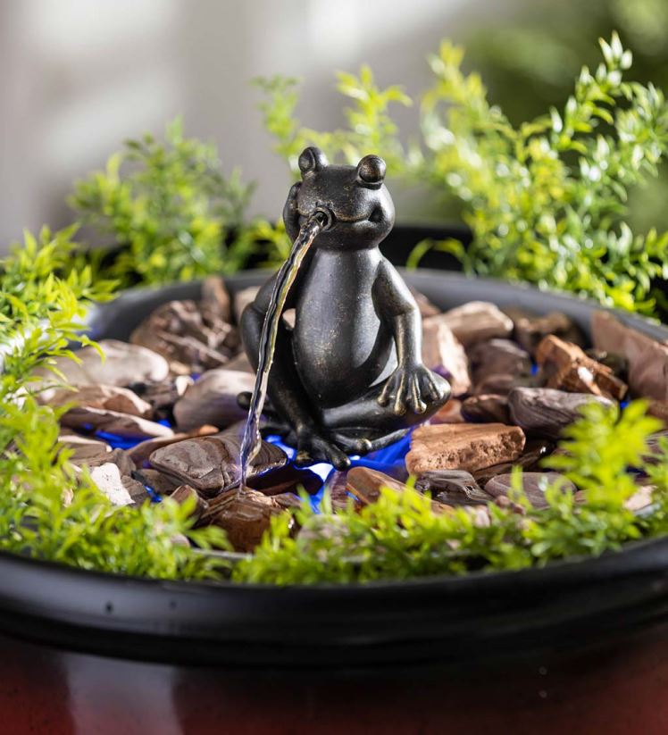Plow & Hearth cour et jardin accessoire de grenouille crachant une fontaine d'hydrie 0BNZ282