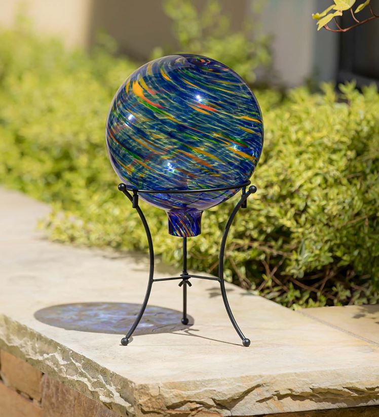 Plow & Hearth cour et jardin Boule d'observation tourbillonnante en verre d'art avec support - bleu royal 0BNZ313