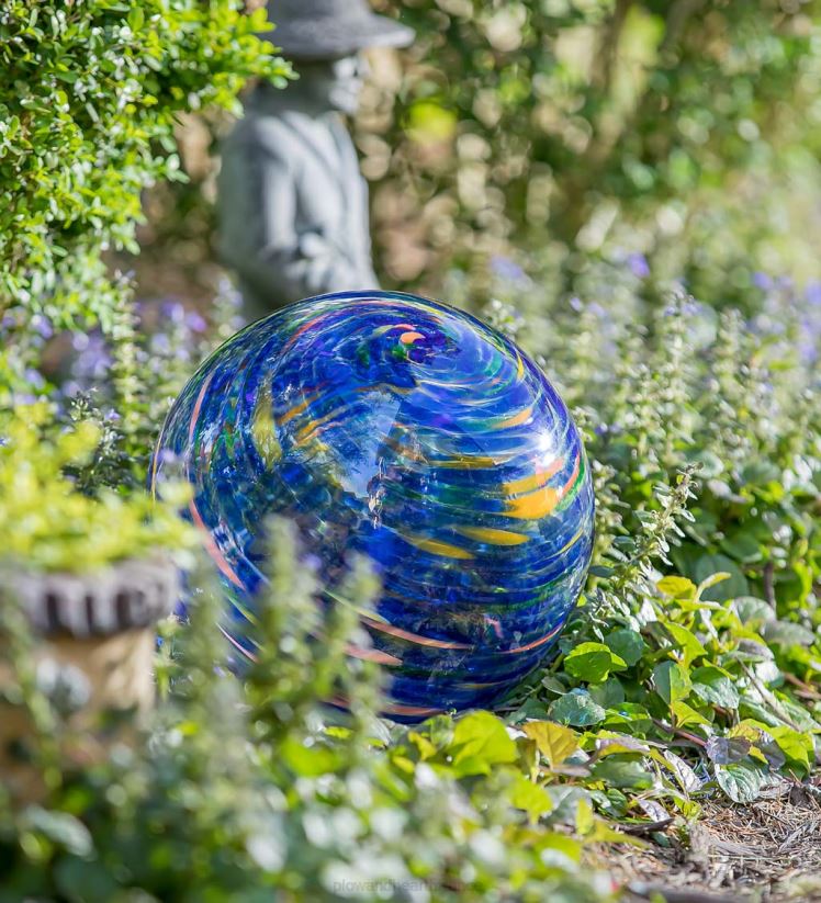 Plow & Hearth cour et jardin Boule d'observation tourbillonnante en verre d'art avec support - bleu royal 0BNZ313