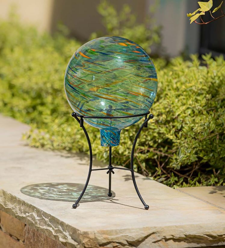 Plow & Hearth cour et jardin Boule d'observation tourbillonnante en verre d'art avec support - bleu royal 0BNZ313