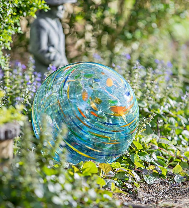Plow & Hearth cour et jardin Boule d'observation tourbillonnante en verre d'art avec support - bleu royal 0BNZ313
