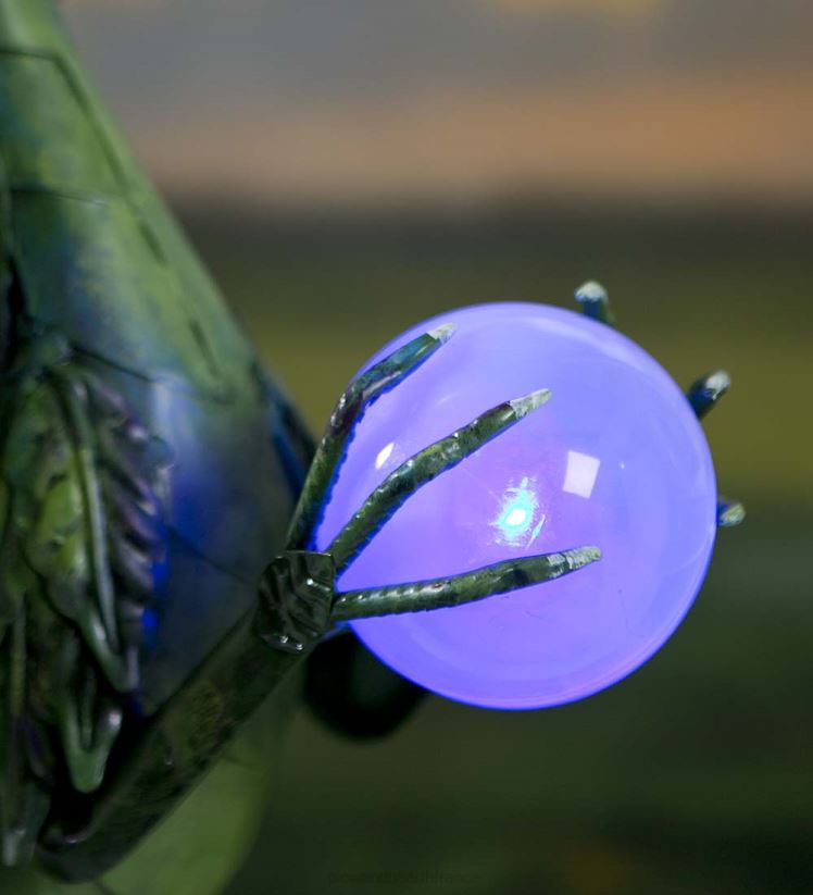 Plow & Hearth cour et jardin statue de dragon en métal vert tenant une perle à énergie solaire 0BNZ84