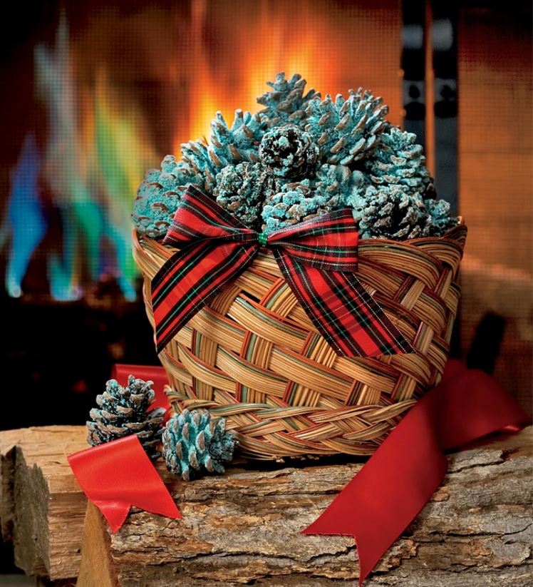 Plow & Hearth saisonniers et cadeaux cônes de couleur qui créent des flammes bleues et vertes dans la cheminée 0BNZ2992