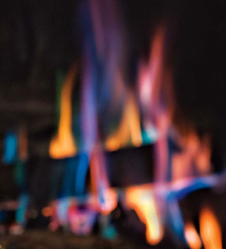 Plow & Hearth saisonniers et cadeaux cônes de couleur qui créent des flammes bleues et vertes dans la cheminée 0BNZ2992